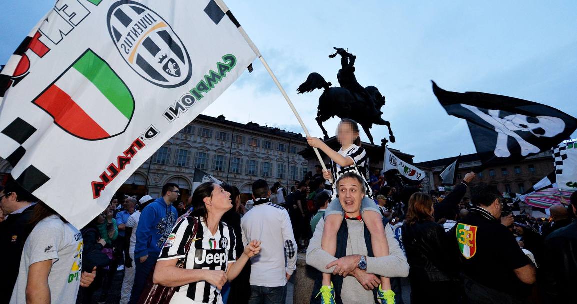 ‘Non si  mai stanchi di vincere’ ha detto Gigi Buffon dopo la conquista del quarto scudetto consecutivo. Di sicuro, la pensano allo stesso modo i tanti tifosi bianconeri che hanno festeggiato il tricolore nel tradizionale punto di ritrovo, piazza San Carlo, nel centro di Torino. Ansa